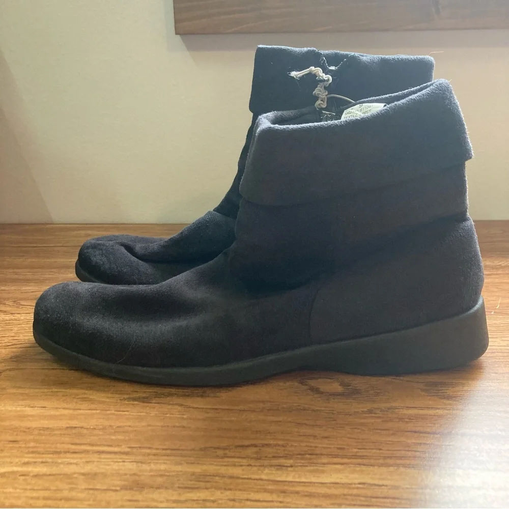 5/$15 NWOT Black Faux Suede Boots 9